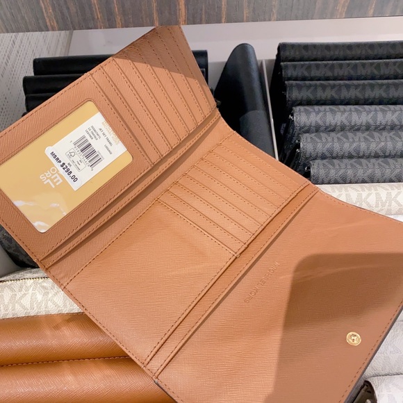 Michael Kors large trifold Wallet - Picture 3 of 4